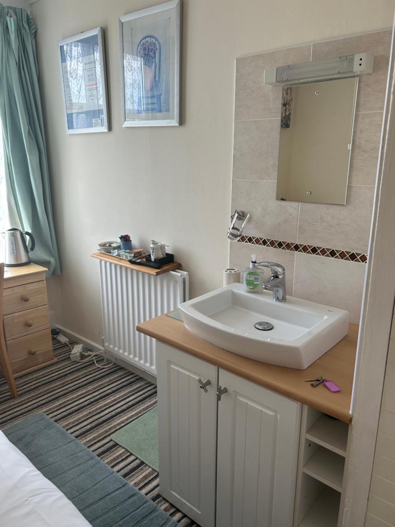 Four Seasons Guest house Canterbury